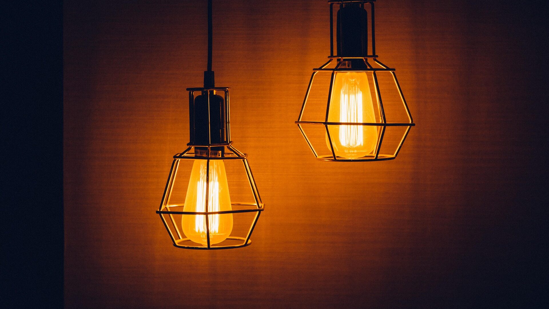 light-bulbs-1603766_1920
